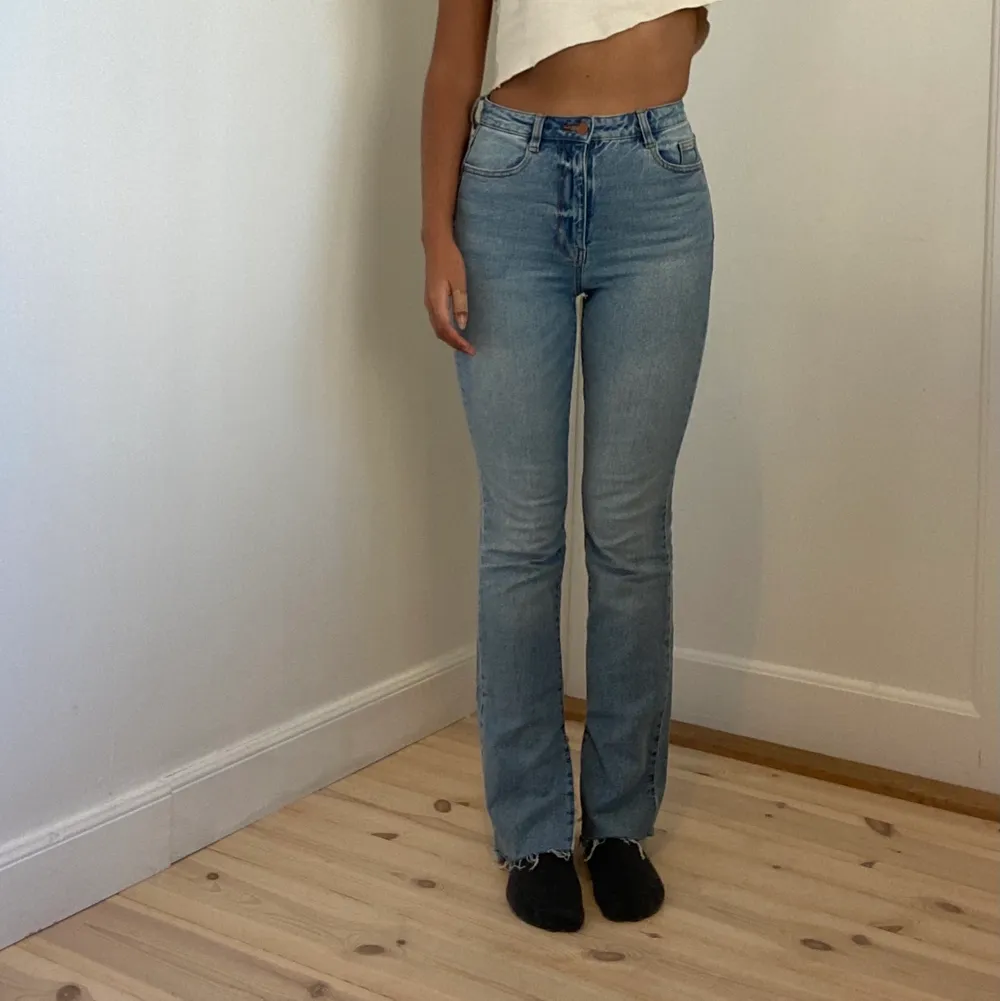 Im selling my highwaist jeans from Zara, size 34 but fit 36 and 38. nice length. Slit. . Jeans & Byxor.
