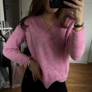 Säljer denna fina rosa tröjan! Tunnare i materialet så funkar absolut denna tiden på året också💗💗 lånade bilder av tjejen jag köpte den av (@juliasoderberg) men den har inte kommit till användning hos mig!