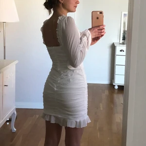 Student klänning/vit klänning - Köpte denna snygga klänning att ha till studenten men var för liten för mig, i storlek 34, ordinarie pris är ca 450 men kan sälja den för 350 kr ink frakt, helt ny och prislappen sitter kvar. Kan skicka via posten eller mötas upp i Borås