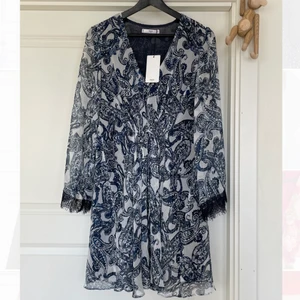 NY klänning Mango  - Helt NY klänning i paisleymöster från Mango Storlek S Ny, lappen sitter kvar! 100% Polyester