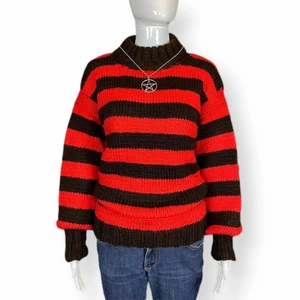 Randig Tjocktröja - Tjocktröja i mörkbrun, nästan svart & röd. I okej skick! Okänt material.   Mått: Armhåla till armhåla 47cm, längd 72cm. Fri spårbar frakt.