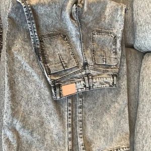 Zara byxor  - Säljer dessa fina helt nya byxor från zara, eftersom dom var för små. Dom är inte använda och dom är slutsålda. 