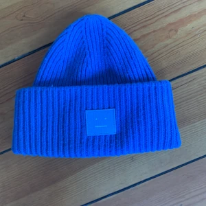 Acne mössa - Världens finaste blåa färg, i jättefint skick då den är snålt använd! Den kortare versionen som är mycket snyggare på enligt mig☺️ nypris 1100kr☺️ 
