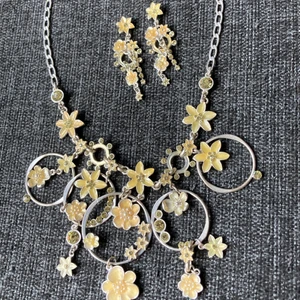 Halsband Pilgrim - Gulligt halsband med tillhörande örhängen i äkta silver av Pilgrim, aldrig använt. Nypris 1850kr