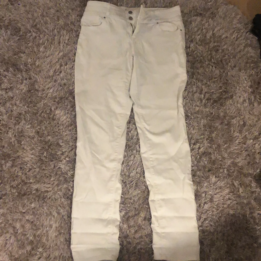 Ett par vita jeans i strl 30/32. De är köpta från Spirit.. Jeans & Byxor.