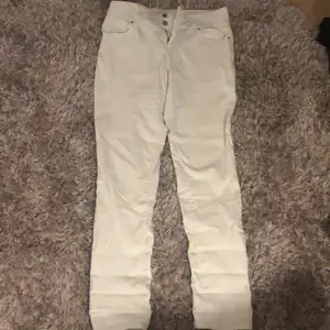 Ett par vita jeans i strl 30/32. De är köpta från Spirit.