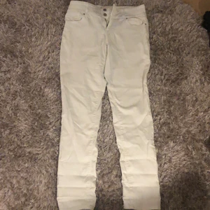 Vita jeans i strl 30/32 - Ett par vita jeans i strl 30/32. De är köpta från Spirit.