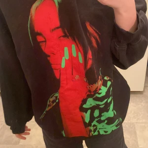hoodie - billie eilish hoodie från h&m, står billie eilish på ryggen och hennes ansikte på magen. köparen betalar frakten