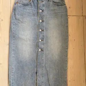 Levis jeanskjol stl 27 med knappar. Superfin! Använd Max 2 gånger. 