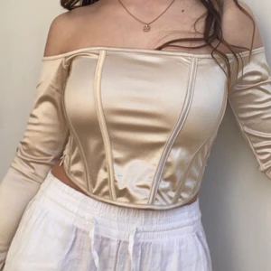 Bikbok topp - Fin guld topp från BikBok!! Aldrig använt utan bara testat, men den va för stor för mig❤️💕💕 säljs inte längre!! Passar perfekt till fest