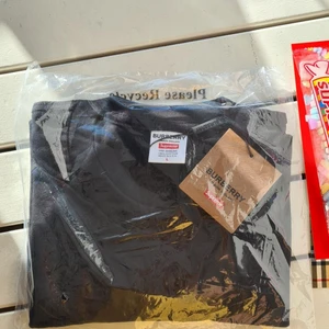 Supreme x Burberry box logo t-shirt - Helt ny Supreme x Burberry box logo tshirt. Pris kan diskuteras 