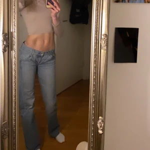 Jeans  - Säljer dessa super snygga lågmidjade jeansen från miss sixty i storlek 27❣️