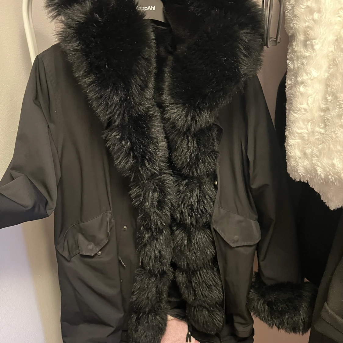 Fluffig svart parkas jacka  - 91