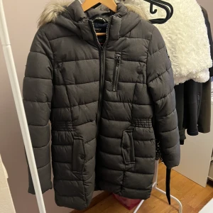 Vinterjacka only  - En mörkgrå nästan oanvänd jacka, jackan är lite varmare och super skön. Oanvänd pga fel storlek 