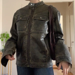 Skinnjacka - Dethär är en av mina absolut favorit jackor!💙💙 jag försöker dock göra plats för andra saker i garderoben så jag kan tänka mig att låta någon annan älska den för ett generöst pris💙💙 på mig sitter den oversized, jag är en strl S. Men sånna här jackmodeller kan vara riktigt snygga när dom sitter åt lite också så funkar nog bra på någon som är större än mig i storleken också🥰