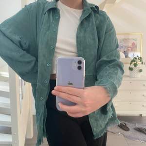 Sälja denna coola gröna Jacquardskjortan från Zara! I stl M och köpte för 399kr✨