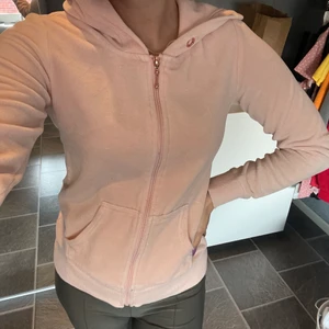 Kofta - Rosa kofta från Cubus. Snöret har åkt ur men går att sätta tillbaka då jag har det kvar 👍🏻