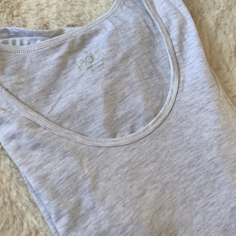 Yoga t-shirt från märket Body i storlek S.. T-shirts.