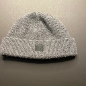 Acne mössa  - Sällan använd, säljer då jag inte använder den längre. Nypris: 1100 kr  