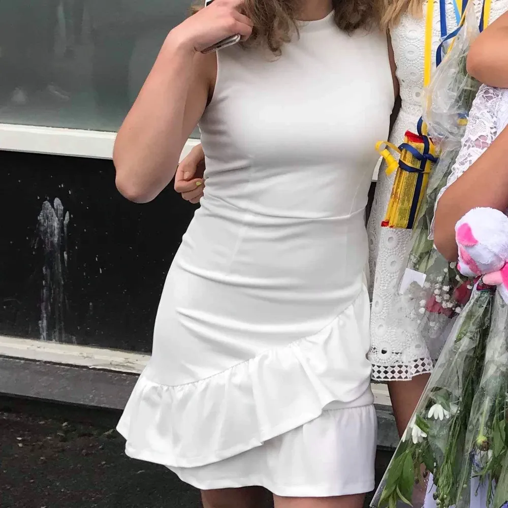 Jättefin vit klänning från Bubbleroom i storlek 36. 🤍 Passar perfekt som studentklänning. Använd endast en gång! . Klänningar.