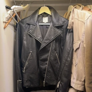 Skinn jacka  - säljer denna skinnjackan använt 1 gång. 