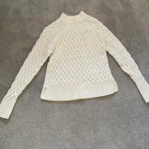 Vit stickad tröja  - Säljer nu denna fina oanvända stickade tjocktröjan. Fin tröja som inte kommit till användning. Skulle säga att den är mer som en S 💓 Skriv till mig på Dm om du är intresserad eller har andra frågor 💕 Säljer för 130 kr inklusive frakt ✨