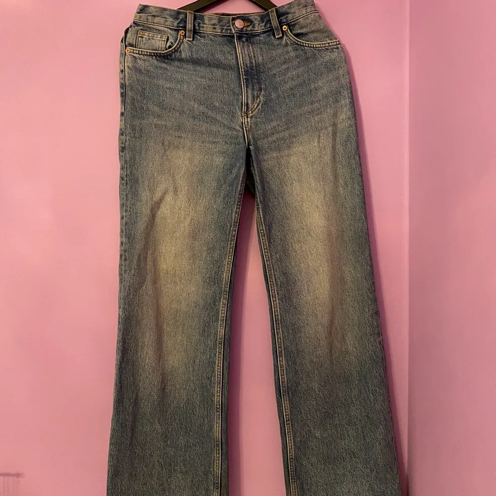 Ljusblåa Monki jeans i modellen Yoko, använda men fortfarande i bra skick. Jeans & Byxor.