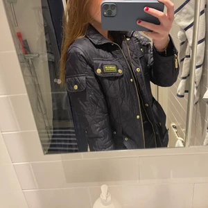 Barbour jacka i nyskick!  - Säljer min fina barbour jacka, den är i nyskick. Jackan är marinblå i storlek 36. Du står för frakten eller möts vi upp i Malmö. 🤍