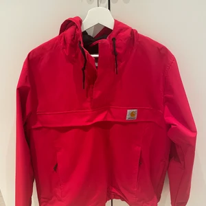 Carhartt vindjacka  - En röd vindjacka från carhartt. Knappt använd, nypris 1700