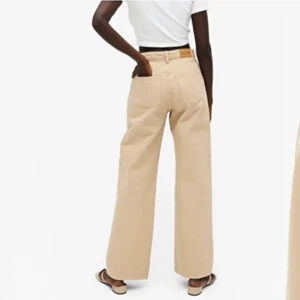 Beigefärgade jeans - Säljer mina YOKO jeans från monki då de inte kommer till användning längre💛💛 superfin beige färg och perfekta nu till våren🥰☀️  Stl 28 så passar 36/38. Skriv för fler bilder/frågor💕