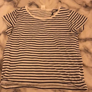 t shirt  - säljer denna t shirt från hm tycker den är jättefin 