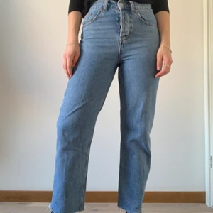 Urban outfitters straight leg jeands - BDG urban outfitters light wash straight leg jeans. Size: W27, L32 (I am usually a size M for jeans and these fit a bit too tight, so I would say they fit as size S). Standard 5 pockets (2 in back, 3 in the front). Straight leg fit with frayed ends. Button up. Worn a few times but look almost new. 