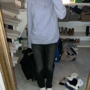 Stickad blå tröja - Här är min blåa stickade tröja ifrån vero Moda, nästan oanvänd. Den är i en ljus blå färg och passar super bra till sommaren. Den här ganska varm men den andas ändå så den är inte ett material man svettas i. Jag köpte den för runt 500 kr tror jag om jag ej minns fel. Säljer för 250kr❤️