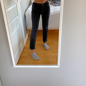 Maje jeans - Jeans från maje i storlek 36. Gråsvarta och lite croppade!