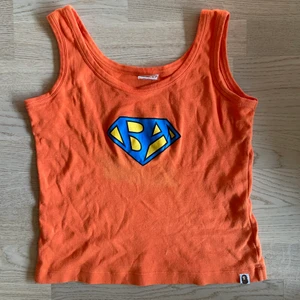BAPE Topp Orange S  - En vintage BAPE topp i strl S. Inköpt secondhand så vet ej om den är äkta, men skulle gissa på det! Därav lågt pris iaf. Möts upp i Stockholm eller så står köparen för frakt 🔥💯