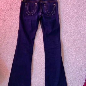 Lågmidjade Jeans - Snygga trues som är väldigt utsvängda vilket inte framkommer så bra på bilderna (kan skicka bild privat)! Lite långa på mig som är 170!