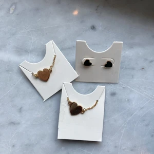 Guldiga hjärtsmycken - Populära och fina guldiga små örgängen med ett matchande halsband och armband med en liten berlock. Oanvända och köpta på glitter💕köparen står för frakt!