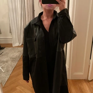 Oversize jacka - Cool oversize jacka med skinn upptill och tyg nertill. Luftig och ganska tunn