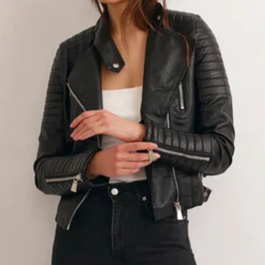 Skinn jacka  - Jätte fin och populär skinn jacka från chiquelle i storlek 36, säljer då den inte kommer till användning längre, fint skick💕köpt för 699kr 