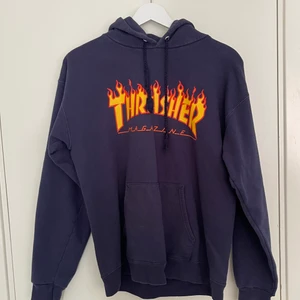 Oversized Trasher hoodie, blå - Köpt från Junkyard i strl M för män för 999kr. Oversized för mig som är S/M. Älskar att ärmarna är lite längre än mina egna armar. Unisex i blå. Dock är snören väldigt slitna, man kan välja att ha utan, satte i dom igen för att visa hur det ser ut med dom på. Därav prissänkningen. Annars jätteskön och luvan ser väldigt fin ut.