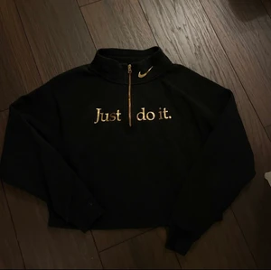 Nike zip sweatshirt i fint skick!!! - Supersnygg Nike tröja med ”just do it” tryck i guld samt med logotypen på ryggen, använd men i gott skick!  Storlek s dam