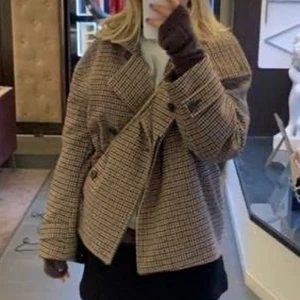 Rutig jacka  - Säljer min fina rutiga jacka från Arket! Köpt nyligen men endast använd 2 ggr, så är som ny. 😛