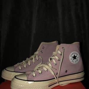 Ljus lila converse skor i storlek 41 . (Säljer pga att jag köpte en annan färg) De skickas med orginal kartong och har aldrig använts.💕