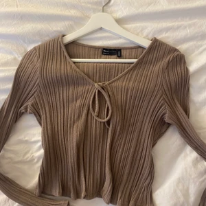 Söt brun topp från asos🤎 - Använd kanske 5 gånger, säljer för 100kr<3