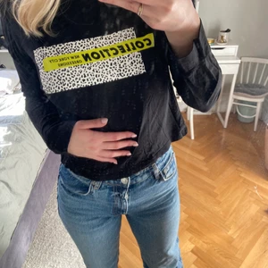 SVART LÅNGÄRMAD TRÖJA - Svart croppad tröja från GinaTricot! Mycket bra skick!💕