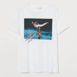 H&M T-shirt  - En jätte fin dirty dancing t shirt från hm som jag inte tror säljs längre i storlek S. Kommer inte ihåg orginal priset men jag säljer den för 75kr. Kontakta gärna mig om ni är intresserade🥰