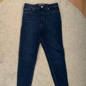 Jeans från NA-KD i mörk blå färg med stretch. Super sköna och har använts en del! Köparen står för frakten!😘
