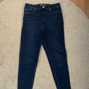 NA-KD super highwaist jeans storlek 42 - Jeans från NA-KD i mörk blå färg med stretch. Super sköna och har använts en del! Köparen står för frakten!😘
