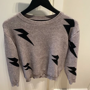 Tröja med blixtrar från shein ⚡️⚡️⚡️ - Säljer denna populära tröjan från shien då jag inte gillade hur den satt på mig. Bara använd några gånger 💕💕