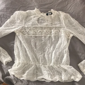 Vit spetstopp  - Superfin vit spetstopp med hög krage. Köpt på bikbok, sparsamt använd!😍
